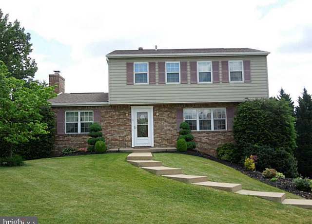 Property at 18 Rizzi Dr, Irwin, PA 15642, 3 beds, 2.5 baths