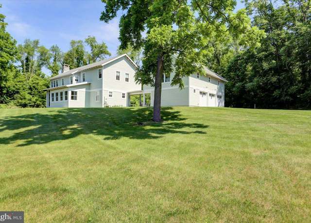 Property at 7 Katie Ln, Carlisle, PA 17015, 4 beds, 3.5 baths