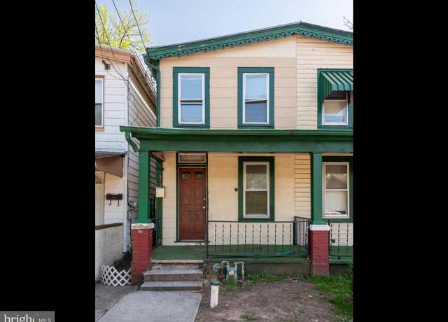Property at 564 Walnut St, Pottstown, PA 19464, 2 beds, 1 bath