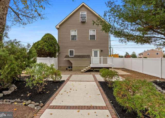 Property at 501 W Evesham Rd, Runnemede, NJ 08078, 4 beds, 2.5 baths
