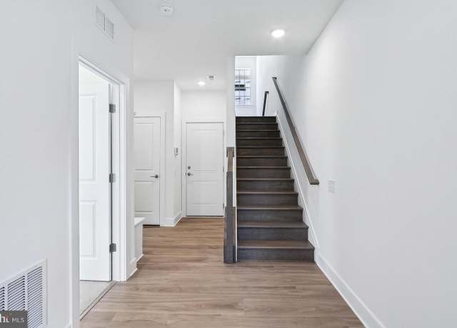Property at 10812 Willow Ter, Fairfax, VA 22030, 4 beds, 4.5 baths