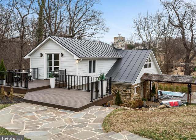 Property at 35500 Troon Ct, Round Hill, VA 20141, 4 beds, 3.5 baths