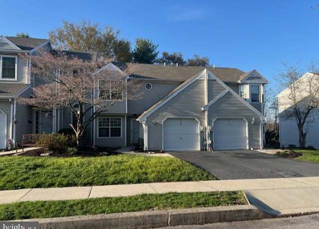 Property at 6108 Spring Knoll Dr, Harrisburg, PA 17111, 2 beds, 2.5 baths