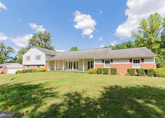 Property at 31 Locust Hill Dr, Charles Town, WV 25414, 4 beds, 2.5 baths