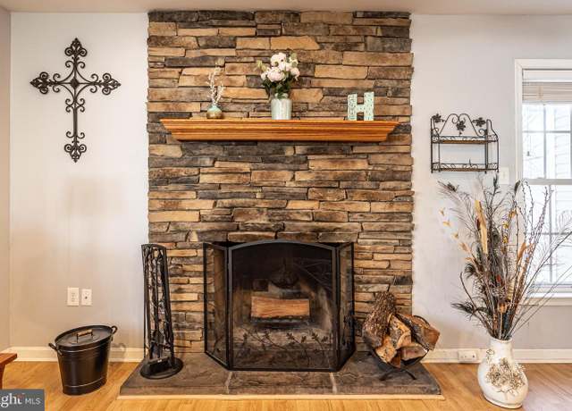 Property at 2102 N Lakeshore Dr, Louisa, VA 23093, 4 beds, 3.5 baths