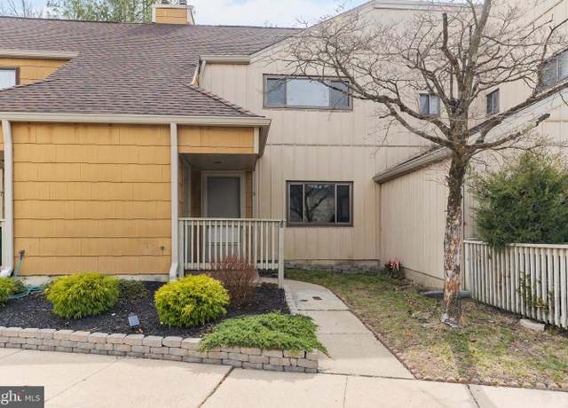 Property at 5 Dover Dr, Lindenwold, NJ 08021, 2 beds, 1.5 baths