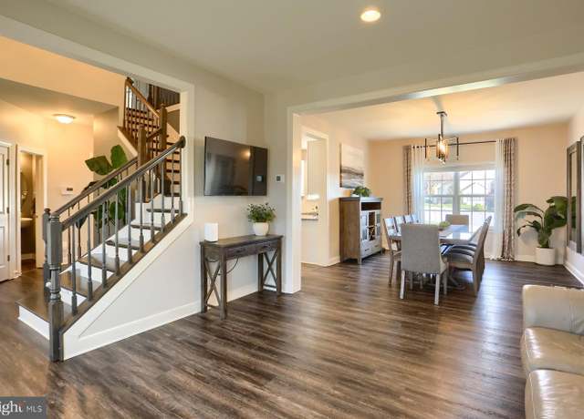 Property at 612 Royal Terrace Dr, Harrisburg, PA 17112, 5 beds, 3.5 baths