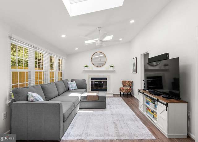 Property at 118 Tulip Dr, Gaithersburg, MD 20877, 3 beds, 2 baths