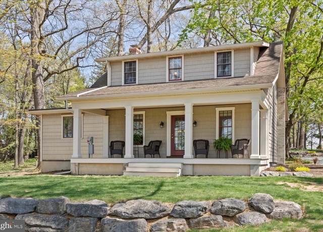 Property at 601 S Oak St, Manheim, PA 17545, 4 beds, 1.5 baths