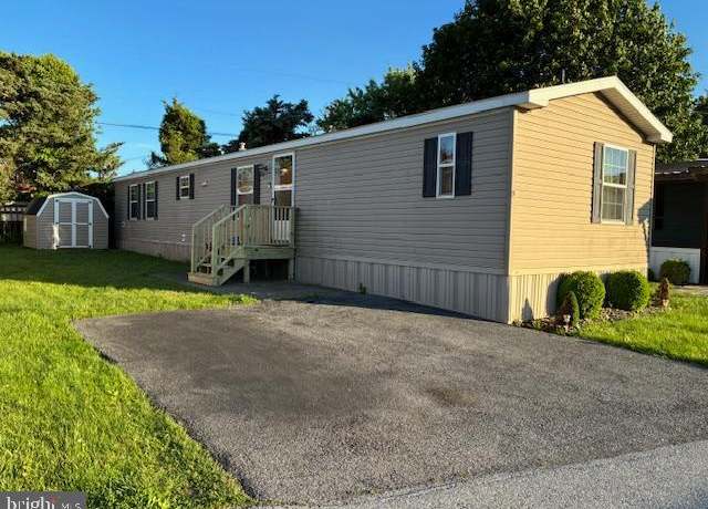Property at 9 S Green Acres Cir, Akron, PA 17501, 3 beds, 2 baths