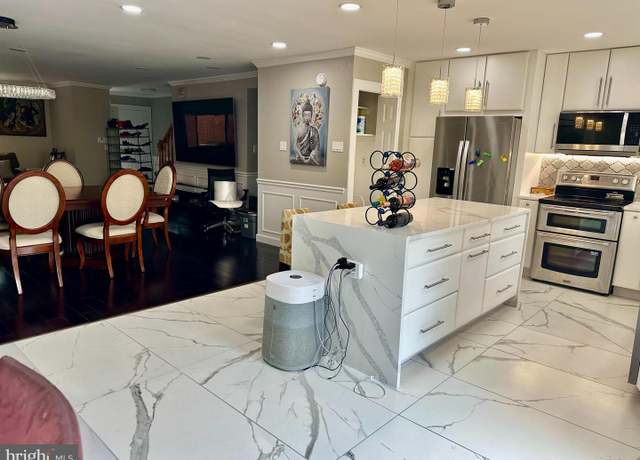 Property at 8225 Ruxton Crossing Ct, Towson, MD 21204, 3 beds, 3.5 baths