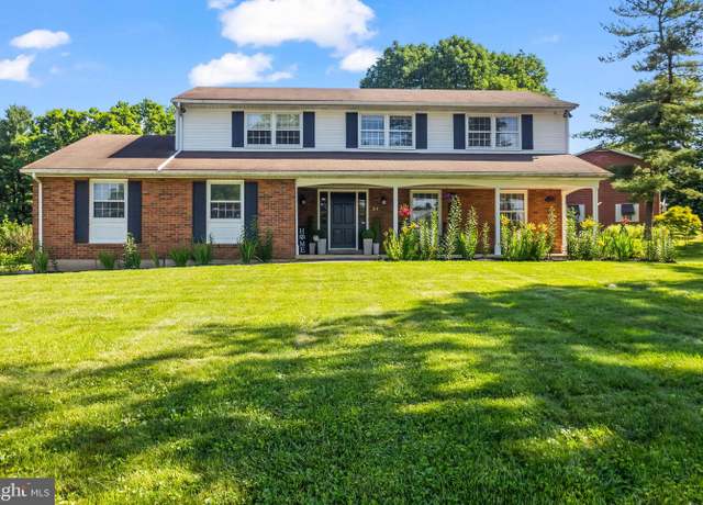 Property at 24 Stoneleigh Dr, Lebanon, PA 17042, 4 beds, 3.5 baths