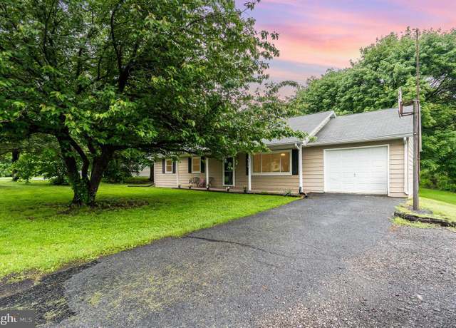Property at 600 W Pine St, Mount Holly Springs, PA 17065, 3 beds, 1.5 baths