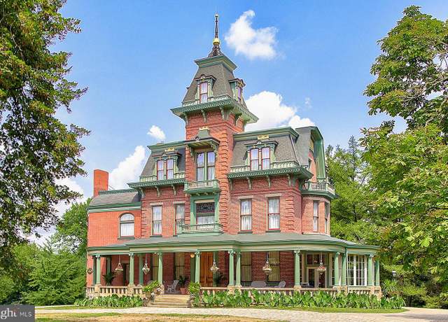 Property at 5501 Elgin St, Pittsburgh, PA 15206, 8 beds, 4.5 baths