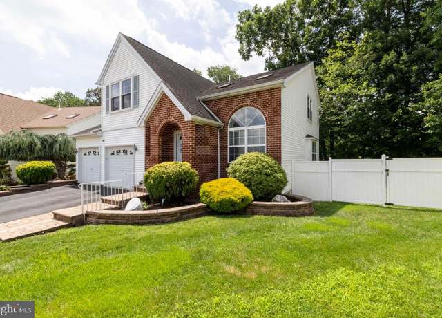 Property at 400 Laura Ln, Philadelphia, PA 19116, 4 beds, 2.5 baths