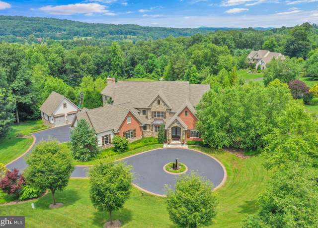 Property at 32 Stonehill Dr, Mohnton, PA 19540, 8 beds, 7 baths
