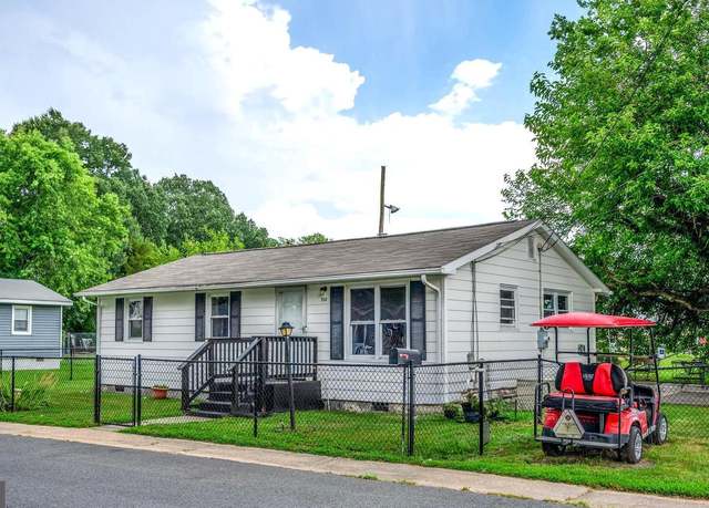 Property at 310 Franklin St, Colonial Beach, VA 22443, 3 beds, 1 bath