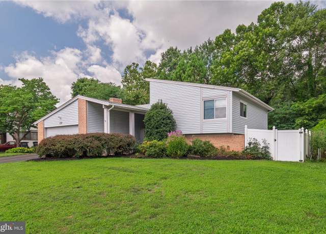 Property at 137 S Fox Rd, Sterling, VA 20164, 3 beds, 2.5 baths
