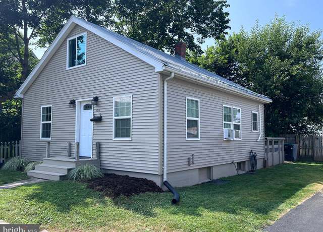 Property at 130 E North St, Woodstock, VA 22664, 3 beds, 1 bath
