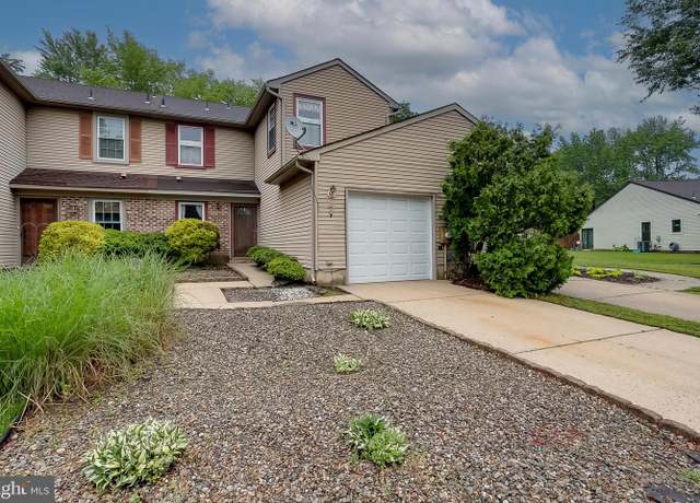 Property at 7 E Oleander Dr, Mount Laurel, NJ 08054, 2 beds, 2.5 baths