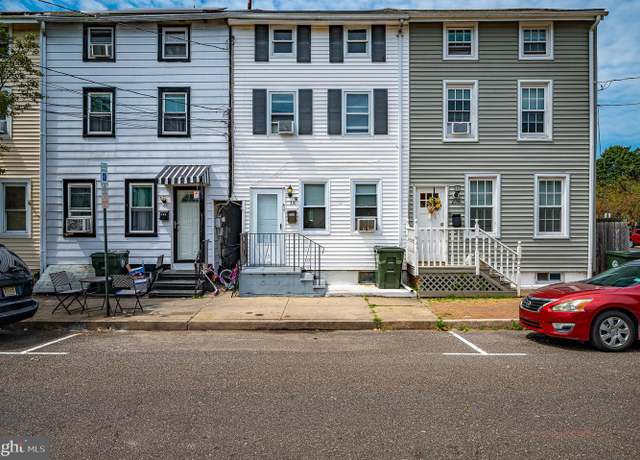 Property at 210 Saint Mary St, Burlington, NJ 08016, 4 beds, 1 bath