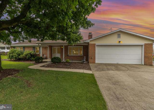 Property at 50 Eisenhower Dr, Chambersburg, PA 17201, 3 beds, 2.5 baths