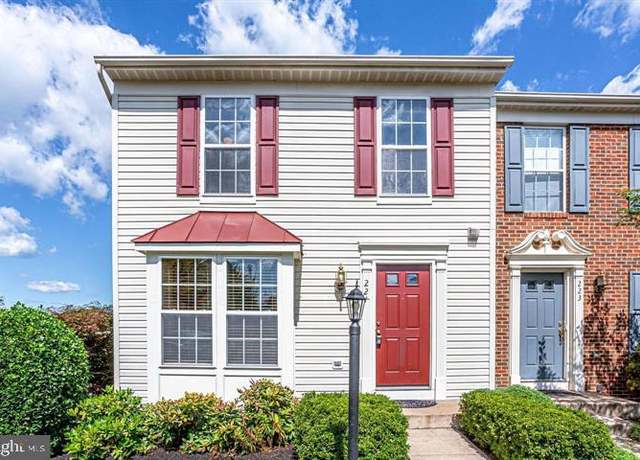 Property at 221 Shirley Sq SE, Leesburg, VA 20175, 3 beds, 3.5 baths