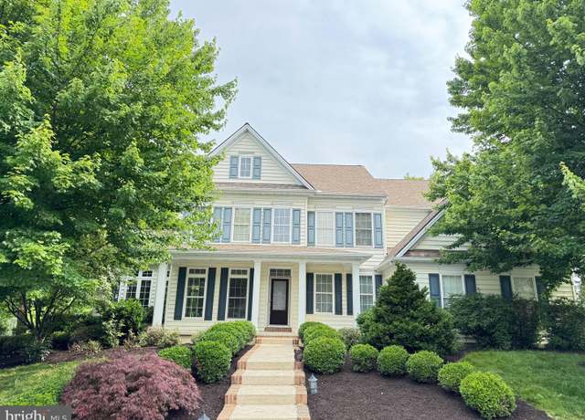 Property at 804 Sage Hill Dr, Red Lion, PA 17356, 5 beds, 3.5 baths
