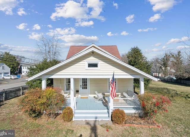 Property at 820 Locust St, Herndon, VA 20170, 3 beds, 2 baths