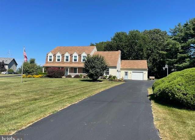 Property at 14 Stone Hedge Dr, Lebanon, PA 17042, 4 beds, 2.5 baths