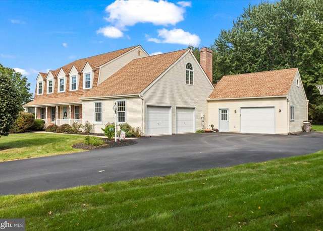 Property at 14 Stone Hedge Dr, Lebanon, PA 17042, 4 beds, 2.5 baths