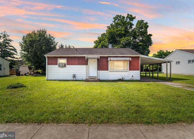 Property at 712 Kelly Dr, York, PA 17404, 2 beds, 1 bath