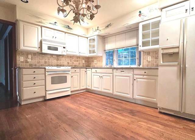 Property at 17 Blatherwick Dr, Berlin, NJ 08009, 4 beds, 2.5 baths
