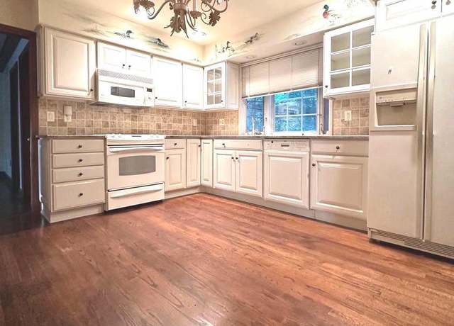 Property at 17 Blatherwick Dr, Berlin, NJ 08009, 4 beds, 2.5 baths