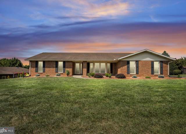 Property at 811 Shenandoah Ln, York, PA 17404, 3 beds, 2 baths