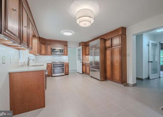 Property at 2402 Wellesley Ave, Wilmington, DE 19803, 5 beds, 3 baths