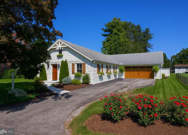 Property at 137 Maple Ln, Lancaster, PA 17601, 5 beds, 3 baths