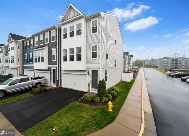 Property at 18216 Summit Pointe Dr, Triangle, VA 22172, 3 beds, 3 baths