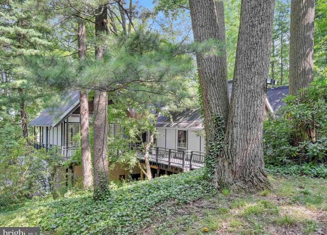 Property at 1726 Oak Ln, Reading, PA 19604, 4 beds, 2.5 baths
