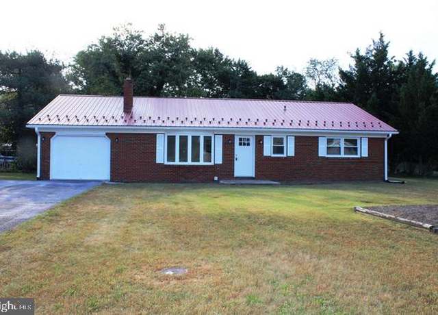 Property at 614 Center Dr, Chambersburg, PA 17202, 3 beds, 1.5 baths
