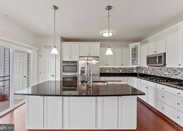 Property at 43518 Stonecliff Ter, Chantilly, VA 20152, 3 beds, 2.5 baths