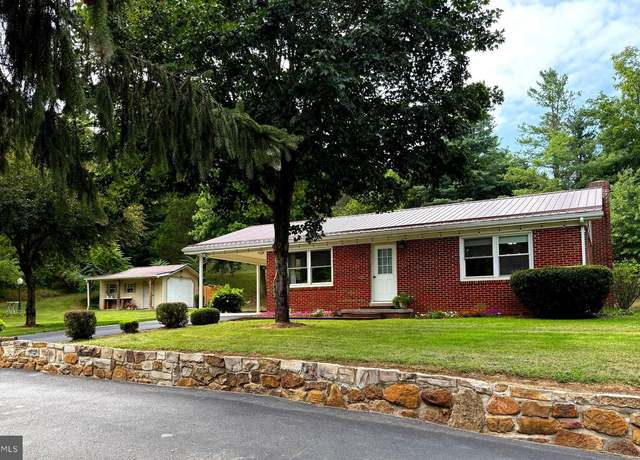 Property at 7 Circle Dr, Petersburg, WV 26847, 3 beds, 2 baths