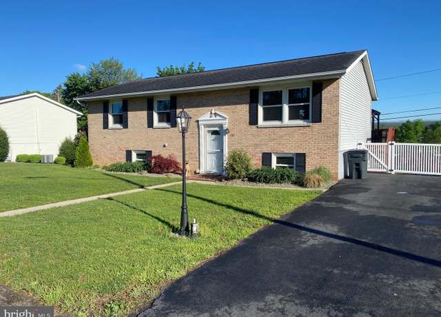 Property at 559 Maple St, Pottsville, PA 17901, 4 beds, 1.5 baths