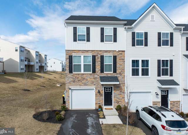Property at 912 Magnolia Ln, Spring City, PA 19475, 3 beds, 3 baths