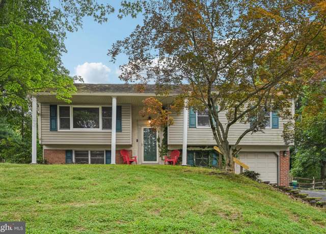 Property at 14 Woodsedge Rd, Norristown, PA 19403, 4 beds, 2.5 baths