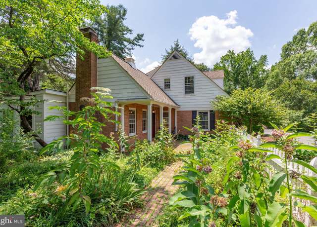 Property at 12 Nelson St, Fredericksburg, VA 22405, 4 beds, 4 baths