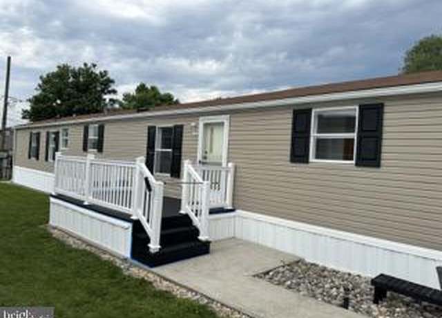 Property at 148 Amber Cir, New Holland, PA 17557, 3 beds, 2 baths