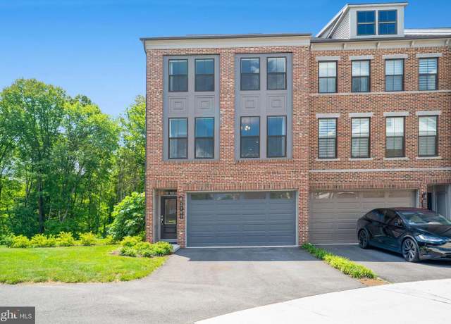 Property at 5191 Ridgeview Retreat Dr, Chantilly, VA 20151, 3 beds, 3.5 baths