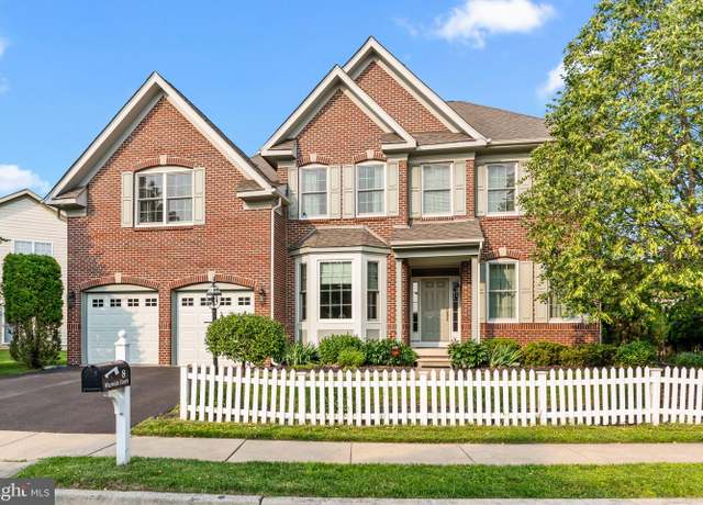 Property at 8 Warwick Ct, Newtown, PA 18940, 5 beds, 2.5 baths