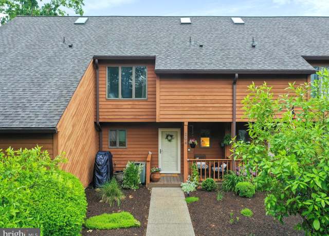Property at 264 Tecumseh Trl, Hedgesville, WV 25427, 2 beds, 2.5 baths